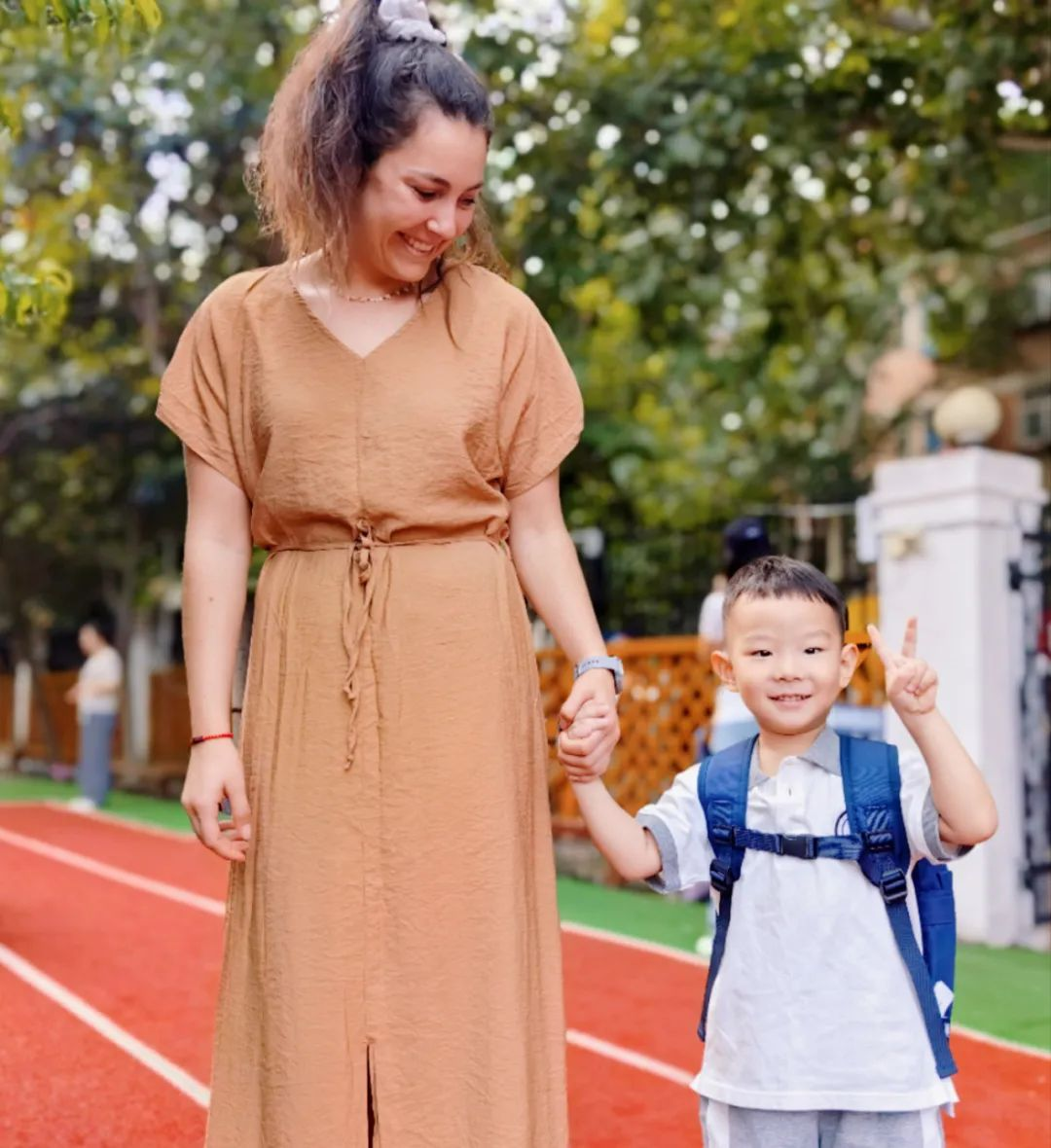开学啦！共赴金秋美好，小熊宝们开学快乐！