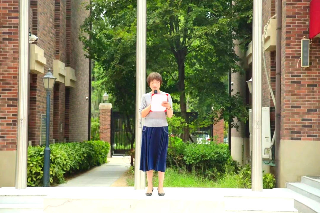 开学第一课：多家官媒直播报道 枫叶小熊全国首秀