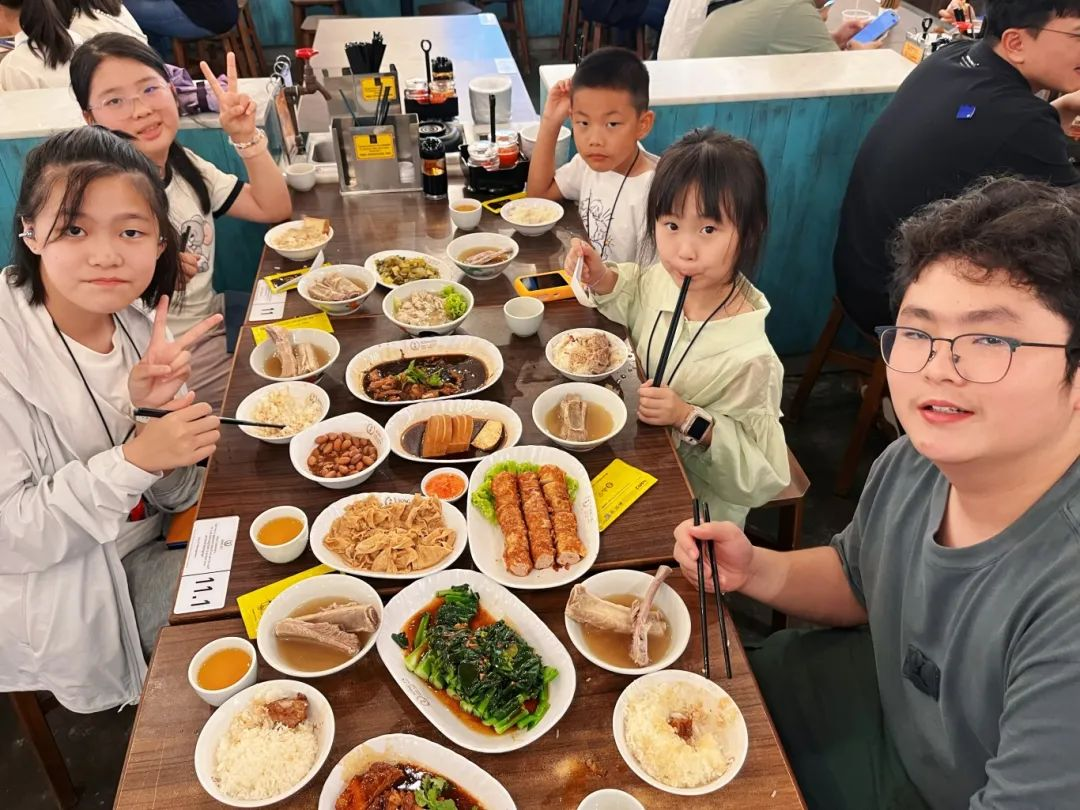 狮城印记：枫叶小熊的六色成长光谱