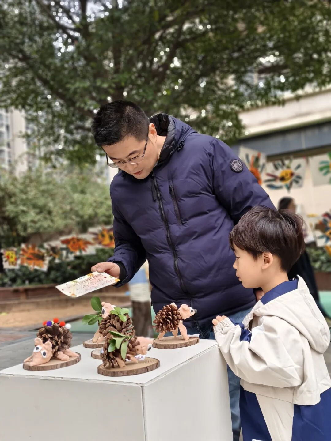 秋天怎么玩出艺术感？枫叶小熊幼儿园这场艺术节太会啦！