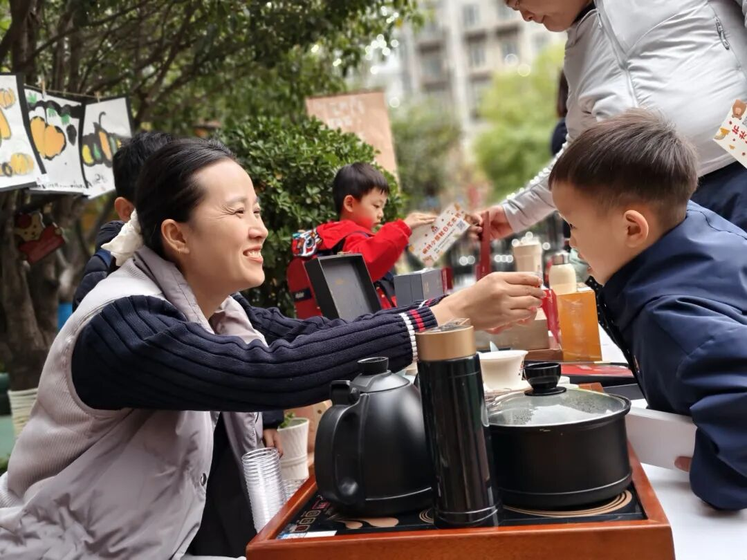 秋天怎么玩出艺术感？枫叶小熊幼儿园这场艺术节太会啦！