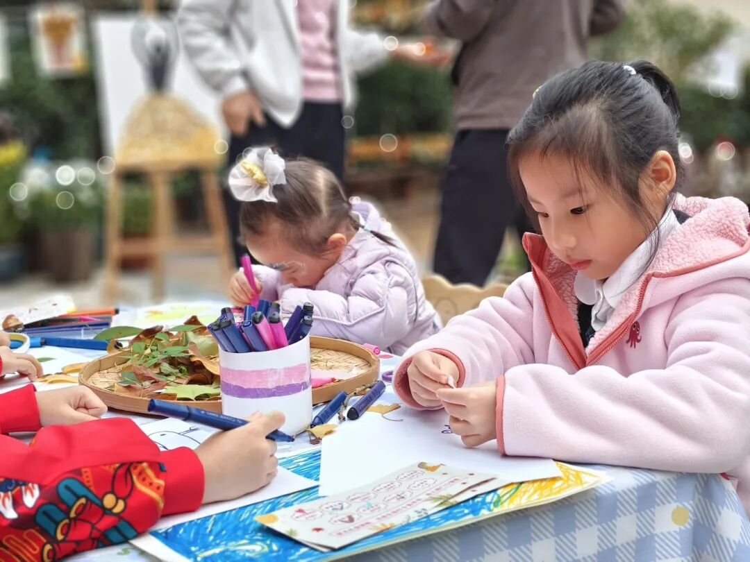 秋天怎么玩出艺术感？枫叶小熊幼儿园这场艺术节太会啦！
