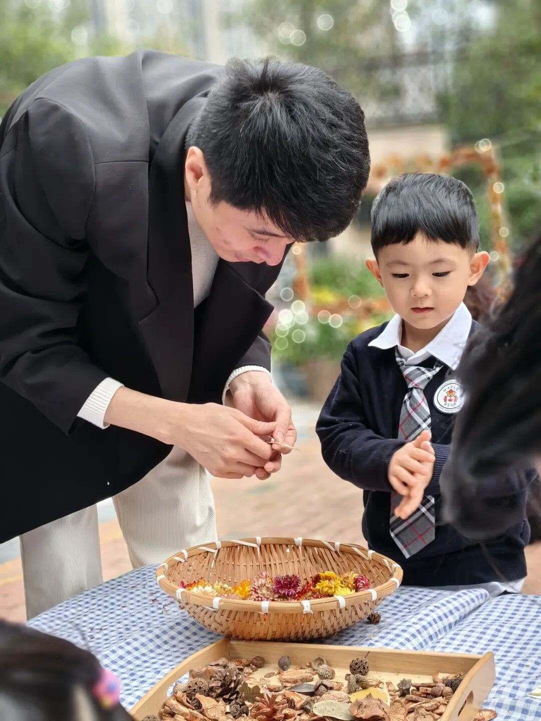 秋天怎么玩出艺术感？枫叶小熊幼儿园这场艺术节太会啦！