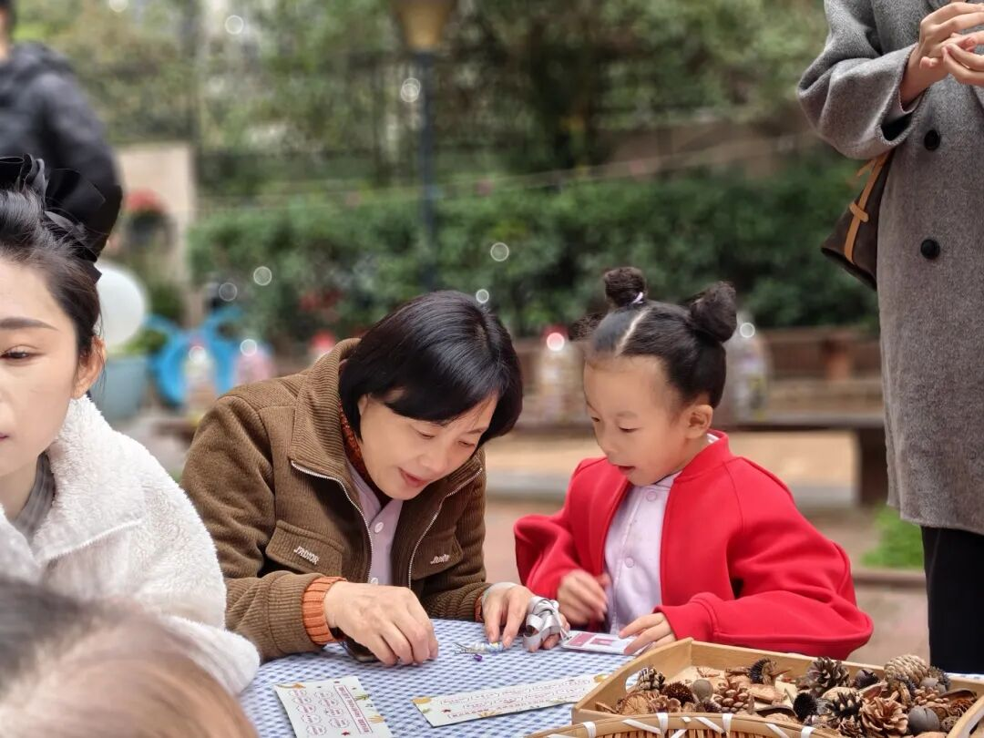 秋天怎么玩出艺术感？枫叶小熊幼儿园这场艺术节太会啦！