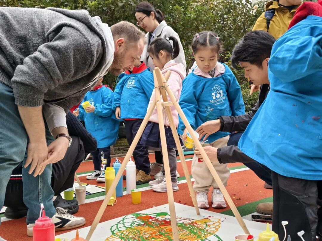秋天怎么玩出艺术感？枫叶小熊幼儿园这场艺术节太会啦！