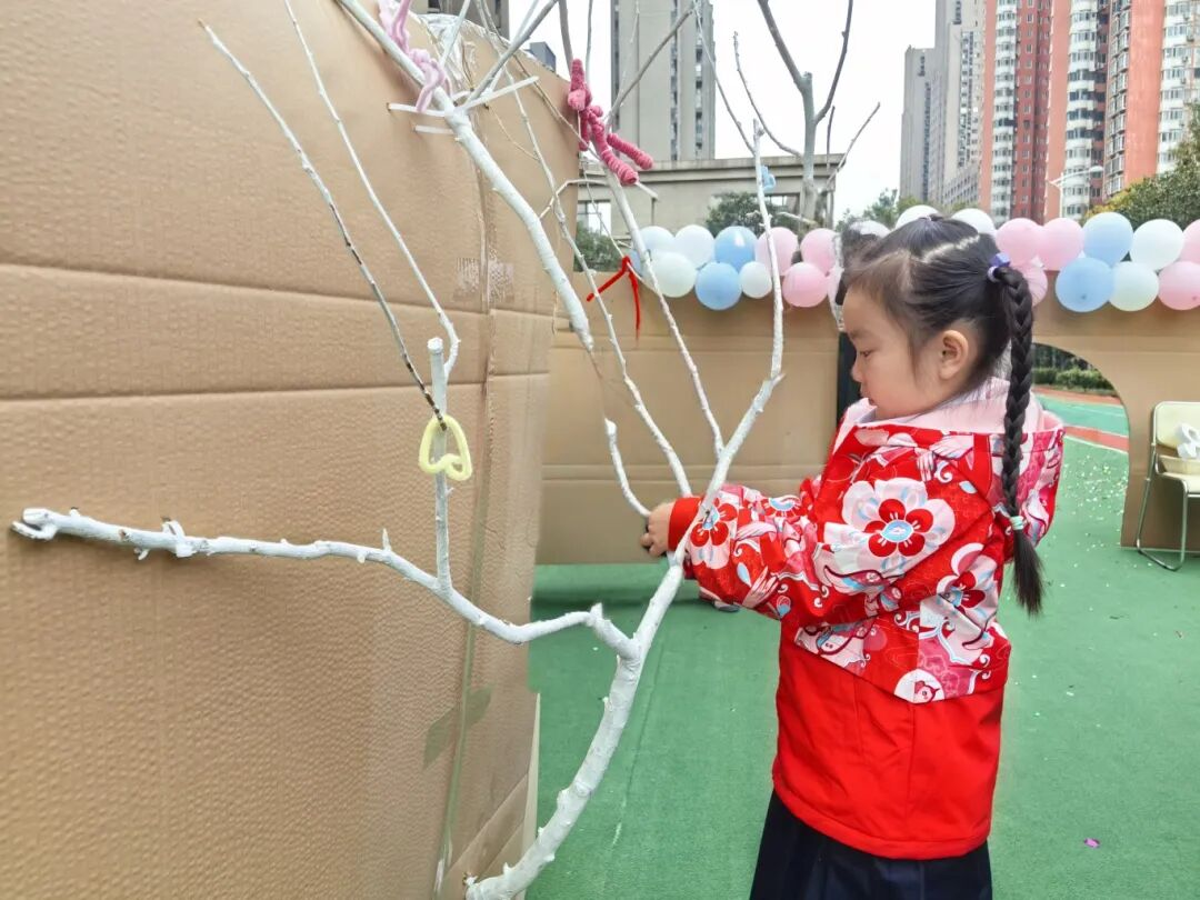 秋天怎么玩出艺术感？枫叶小熊幼儿园这场艺术节太会啦！