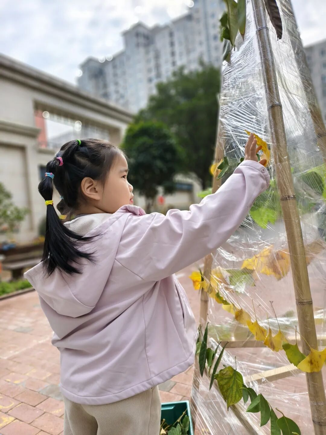 秋天怎么玩出艺术感？枫叶小熊幼儿园这场艺术节太会啦！