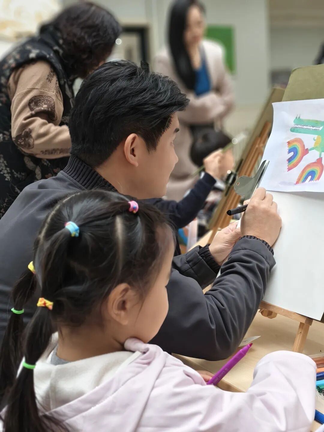 秋天怎么玩出艺术感？枫叶小熊幼儿园这场艺术节太会啦！