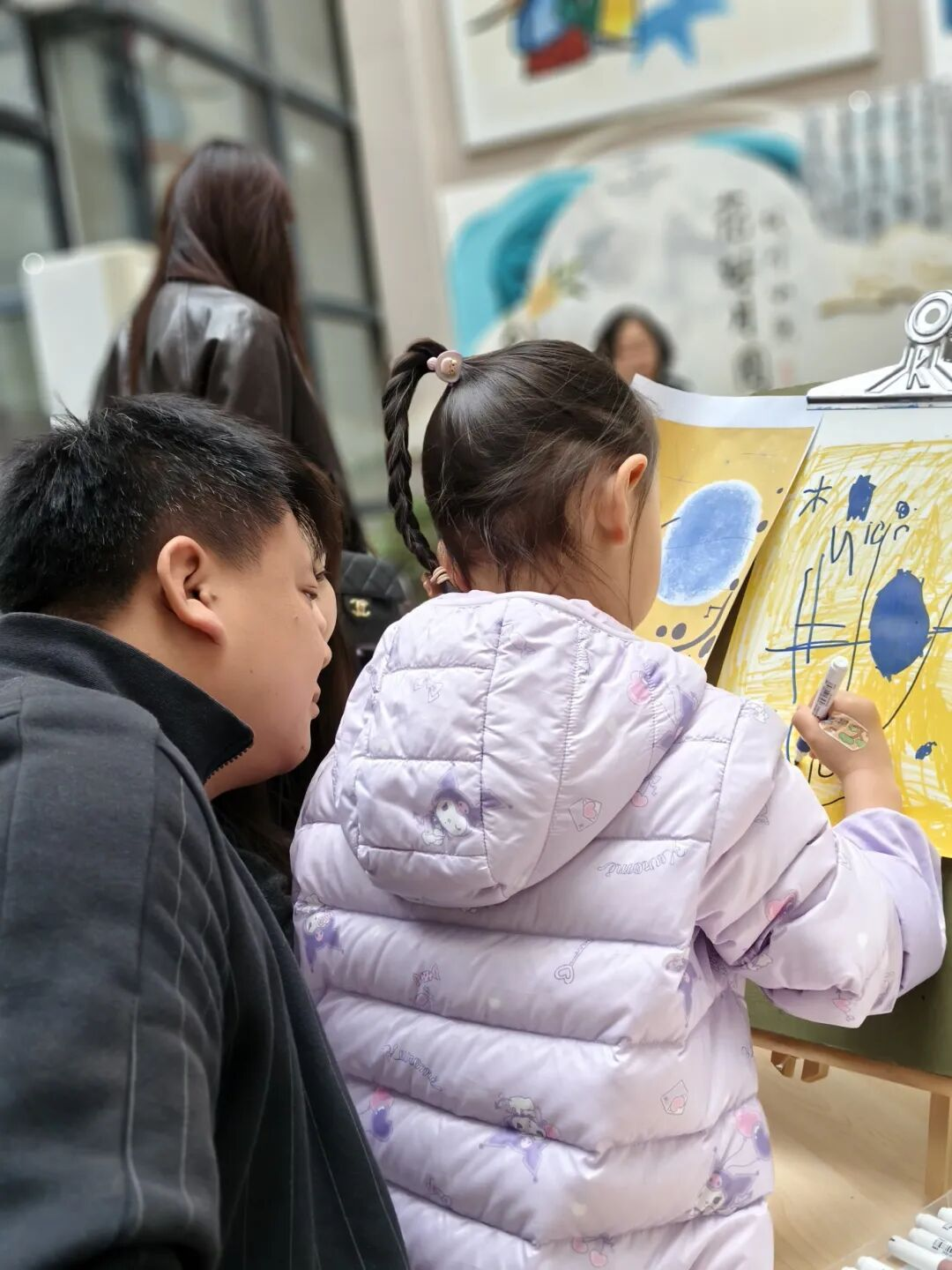 秋天怎么玩出艺术感？枫叶小熊幼儿园这场艺术节太会啦！